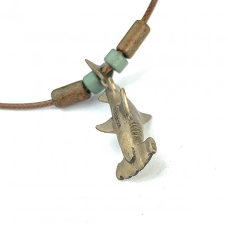 requin-marteau-bronze-et-perles-collier